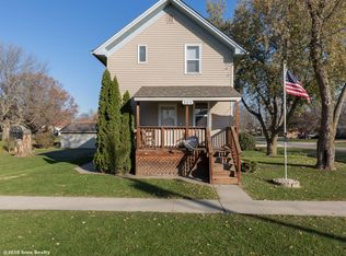 305 NW 2nd St, Earlham, IA 50072