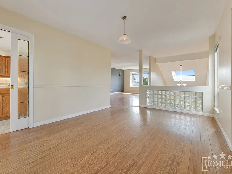 6375 187a St #UPPER HOUSE — Photo 11