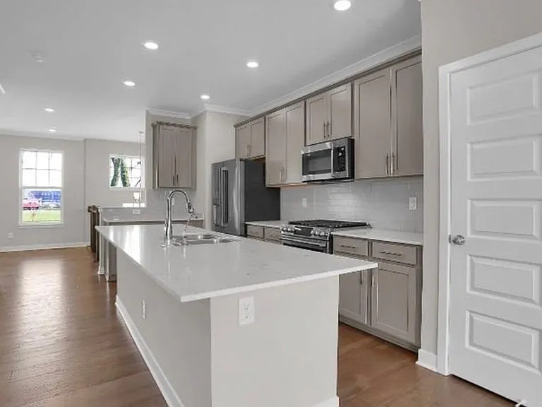 913 E 16th St — Photo 11