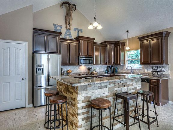 3rd image of 826 Weisinger Dr