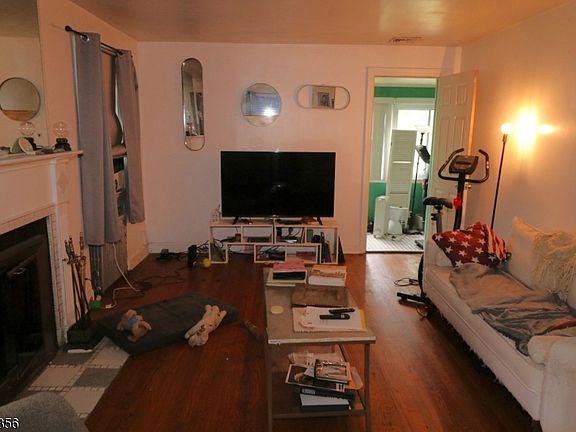 5th image of 236 Ross Ave