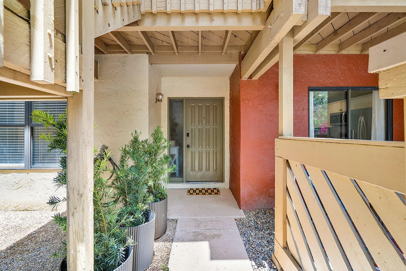 3 bed, 2.0 bath, 1300 sqft, $5,000 — Photo 3