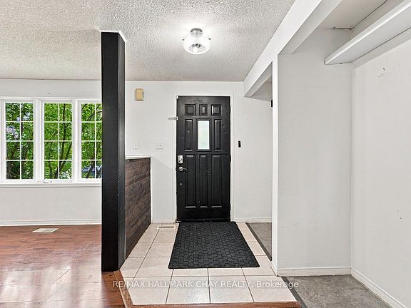 2nd image of 26 Whitehorn Cres