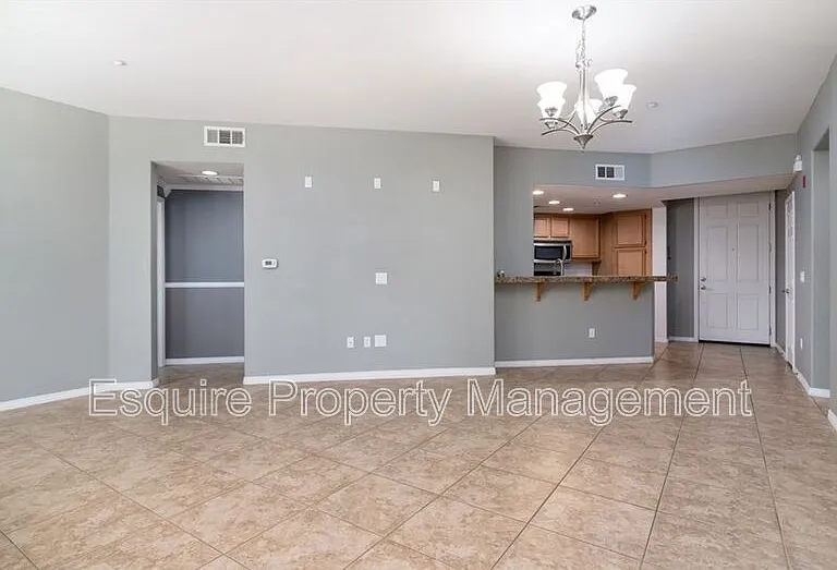 243 Riverdale Ct #404 — Photo 3