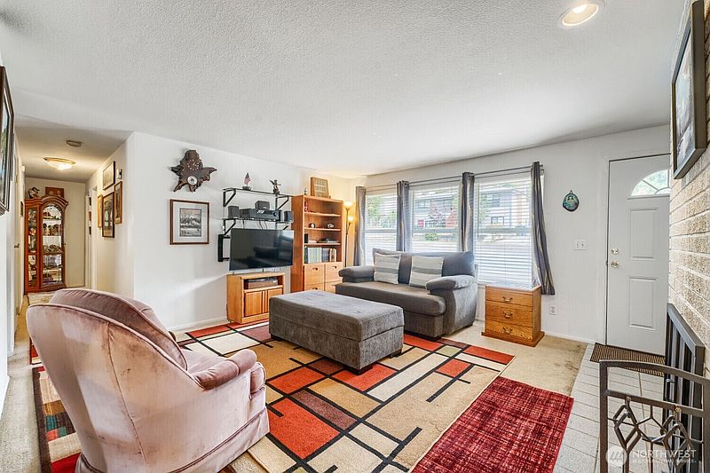 3rd image of 17415 128 Avenue SE