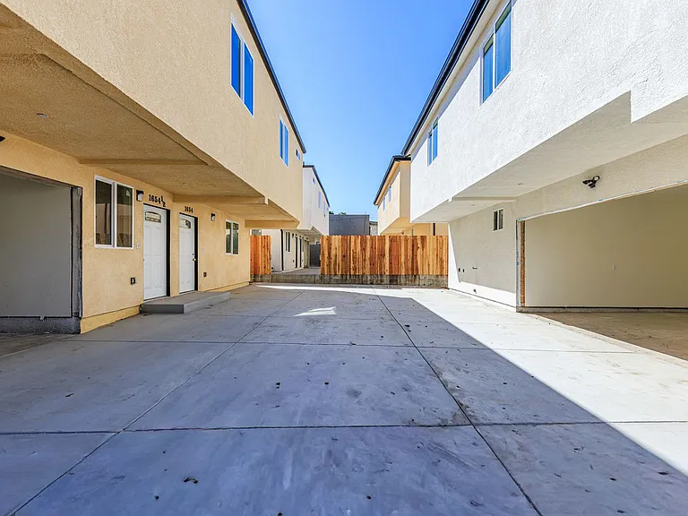 1652 Murchison St — Photo 15