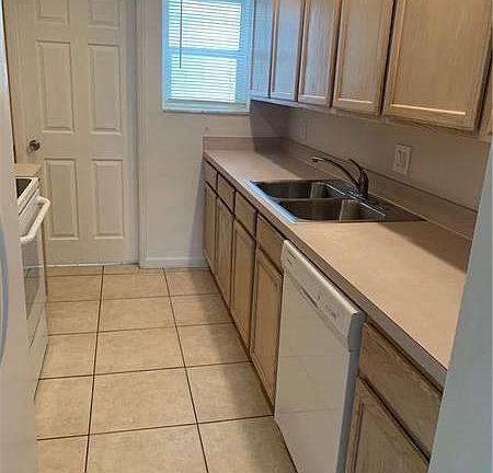 3rd image of 401 SE 18th St