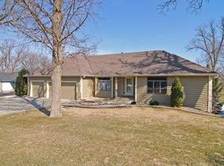 1842 Woodstone Dr, Victoria, MN 55386