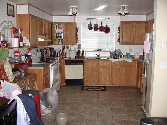 Large kitchen w pantry