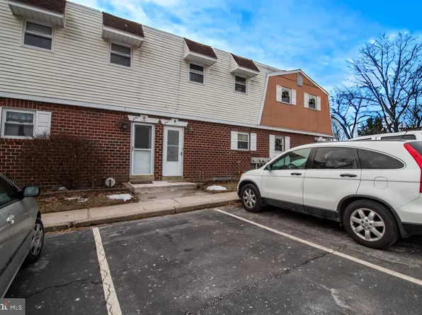 421 Village Ln, Pottstown, PA 19464