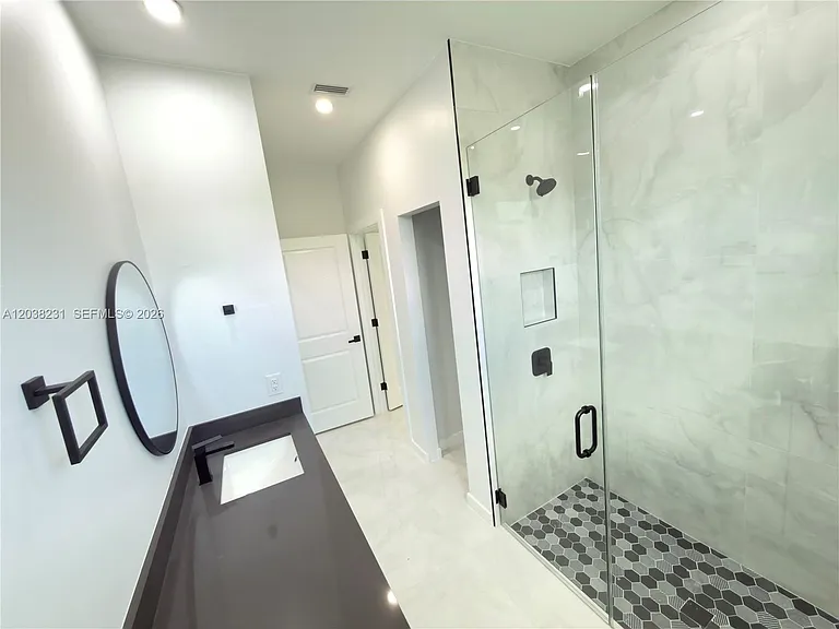1111 Gunby Ave S — Photo 11