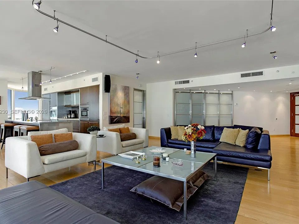 4779 Collins Ave #401