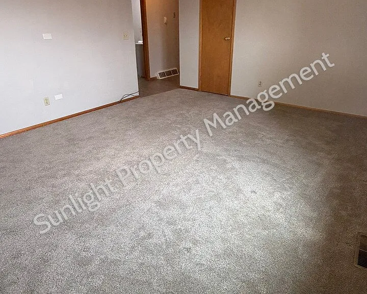 404 S 1st Ave — Photo 2