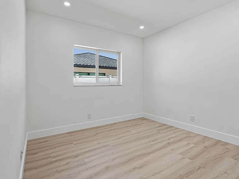 970 SW 7th St — Photo 16