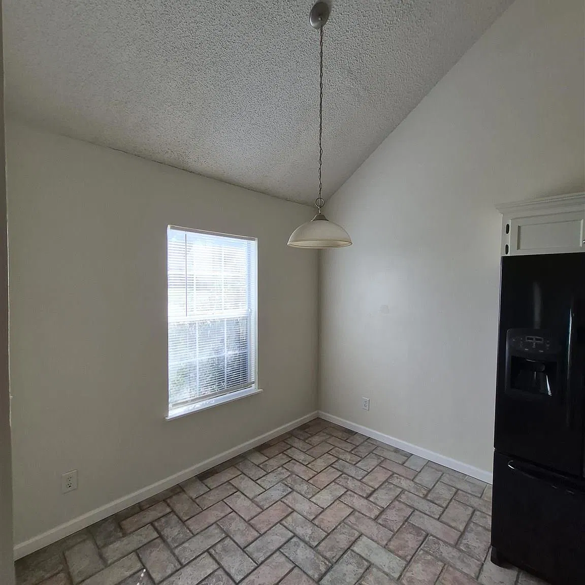 3 bed, 1252 sqft, $1,600 — Photo 3