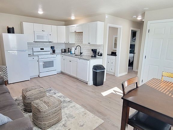 3rd image of 115 N Hinkle St #115