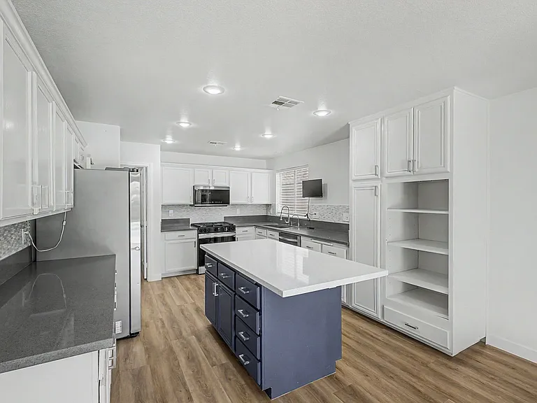 10547 Lilac Tree Ave — Photo 9