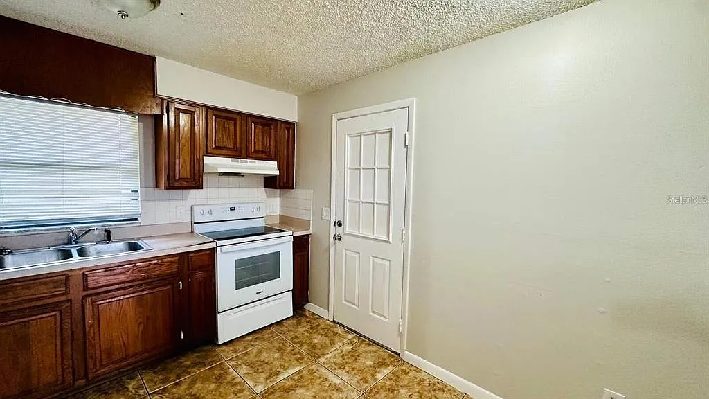 2 bed, 2.0 bath, 984 sqft, $1,300 — Photo 3