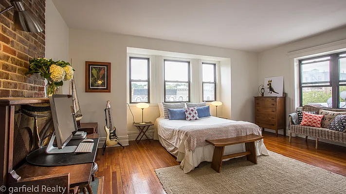 Sold by Garfield Realty  | media 27