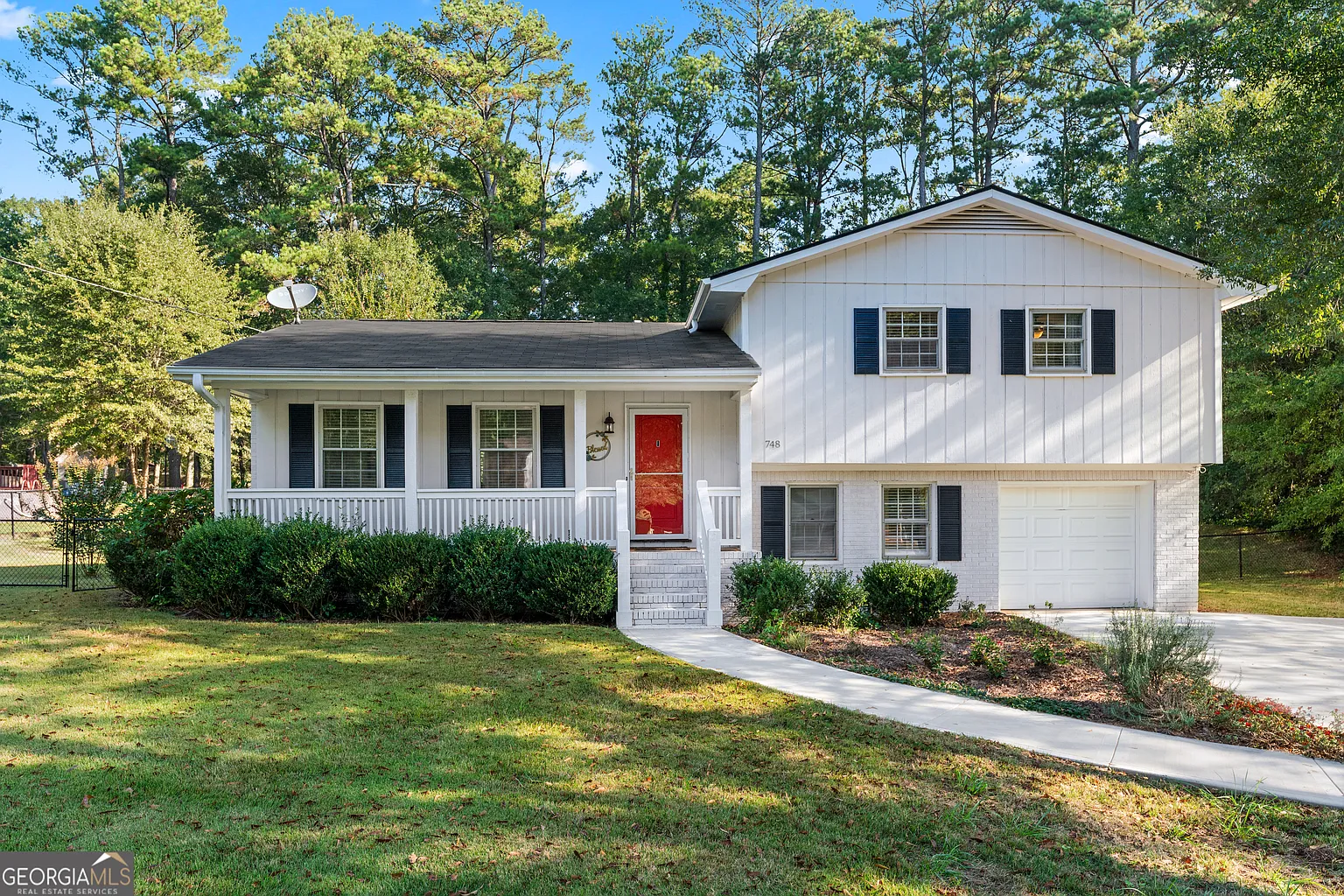 748 Country Club Dr photo 1