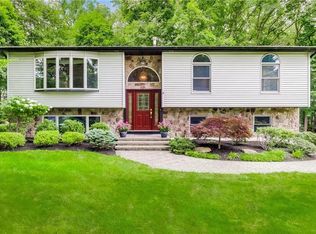 8 Bell Ct, Airmont, NY 10901