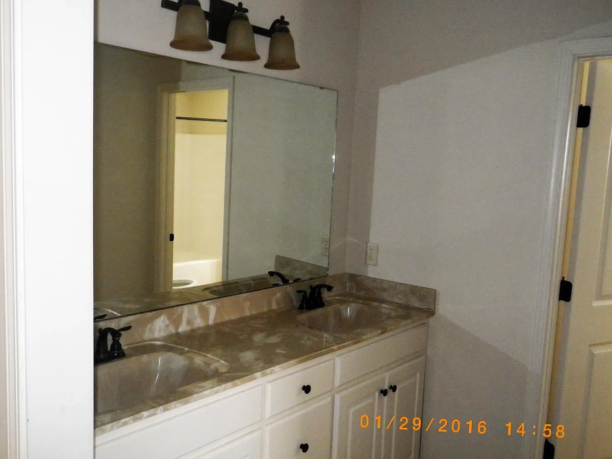 3 bed, 1350 sqft, $2,500 — Photo 4