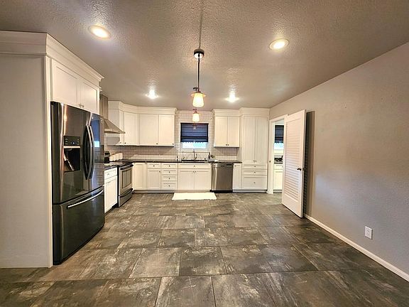 5th image of 2305 Country Club Dr