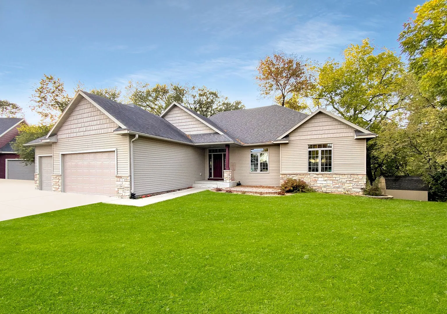 Warm and Luxurious 4 bedroom Executive Estate — Photo 1