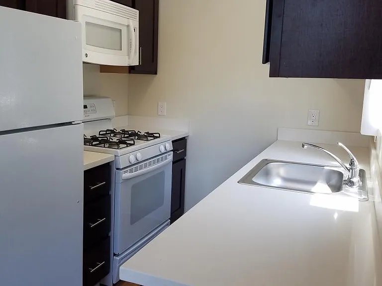 565 Geneva Ave — Photo 2