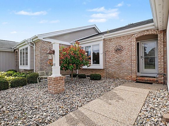 2nd image of 4838 Appletree Ln