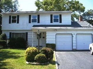 6 Comanche Ln, Commack, NY 11725