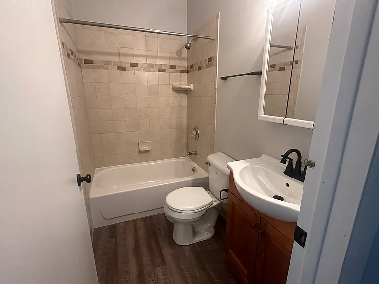 Great Oconomowoc 2 bedroom Upper Unit Next to Downtown Oconomowoc — Photo 11