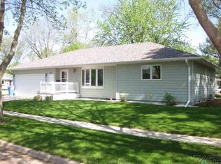712 E 8th St, Dell Rapids, SD 57022
