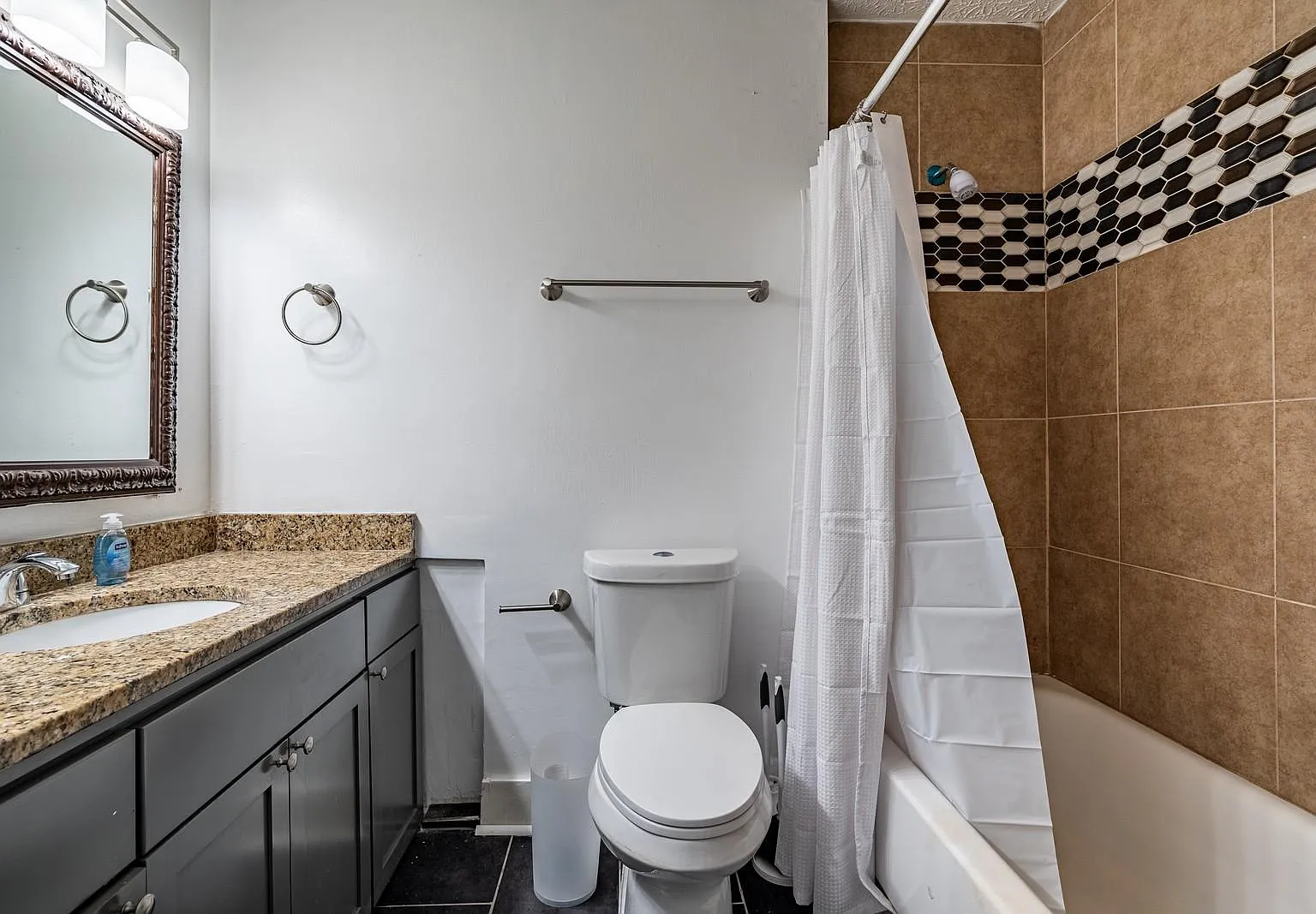 4 bed, 3.0 bath, 2596 sqft, $689 — Photo 2