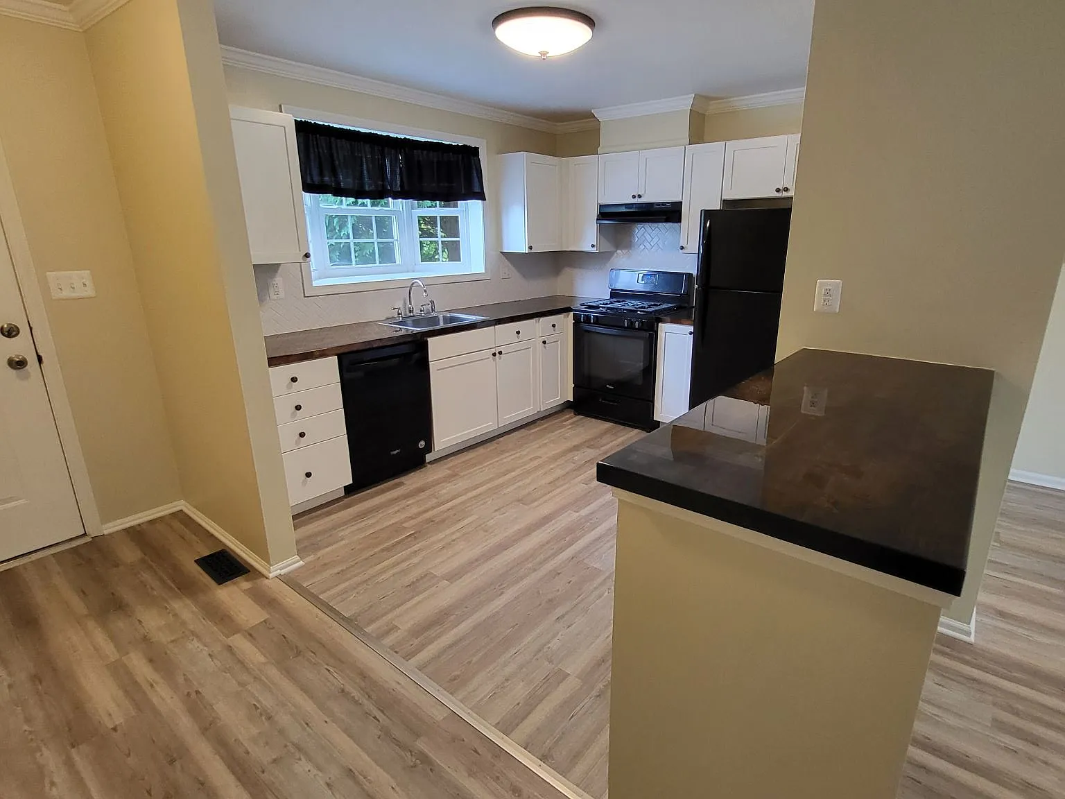 3 bed, 2250 sqft, $2,485 — Photo 1