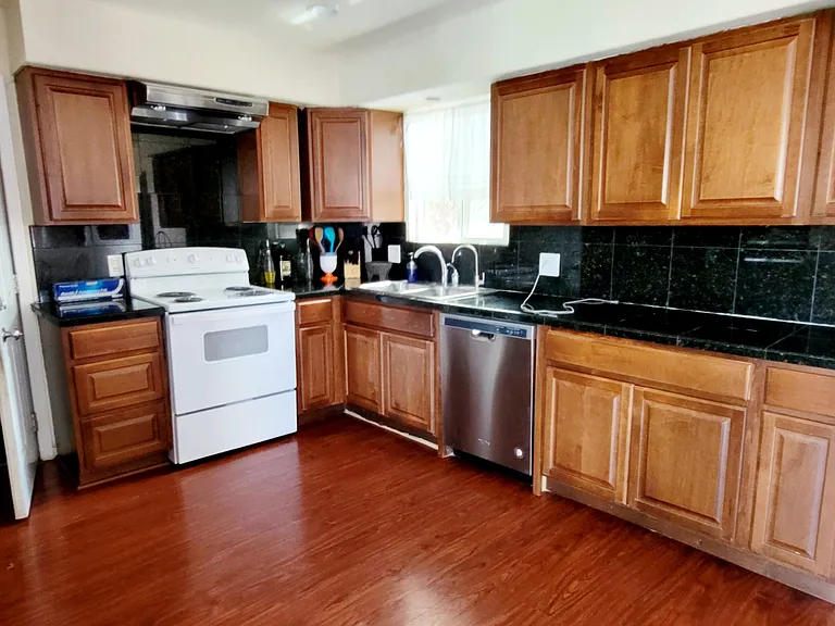 443 N Santa Ana St — Photo 2