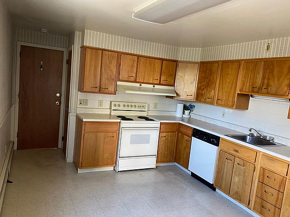 4th image of 252 Berkshire Blvd