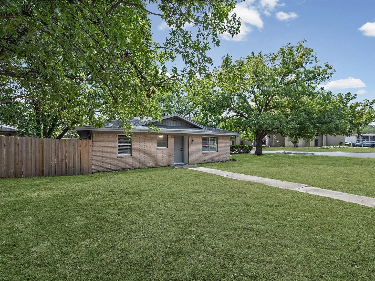 2 bed, 1.0 bath, 747 sqft, $1,975 — Photo 1