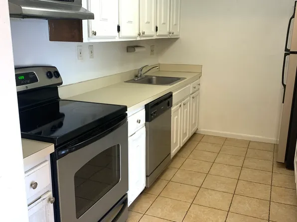 90 Kane Street APT C3, West Hartford, CT 06119