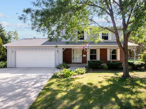 1704 White Swan Dr, Oshkosh, WI 54901
