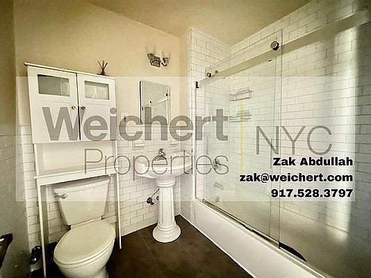 4th image of 967 Putnam Ave APT 3R
