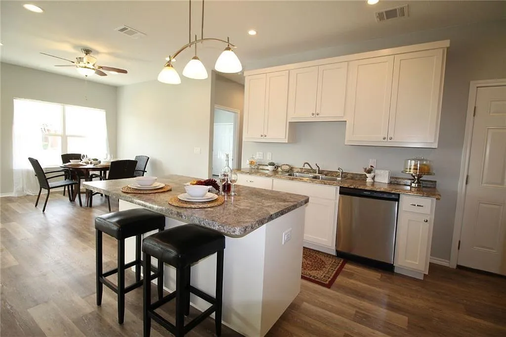3 bed, 2.0 bath, 1359 sqft, $2,100 — Photo 4