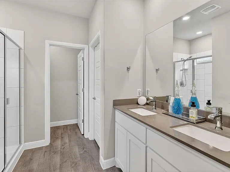 Dual vanity with integrated sinks and a large frameless mirror