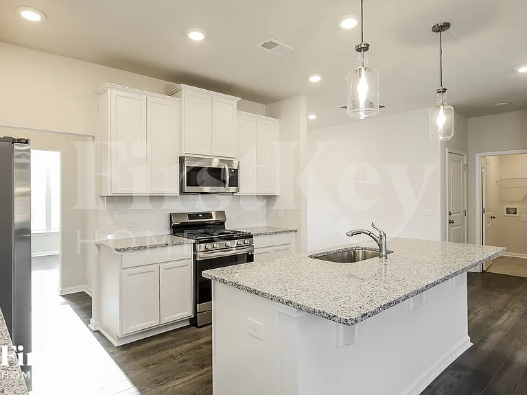 513 Hillpark Ln — Photo 6