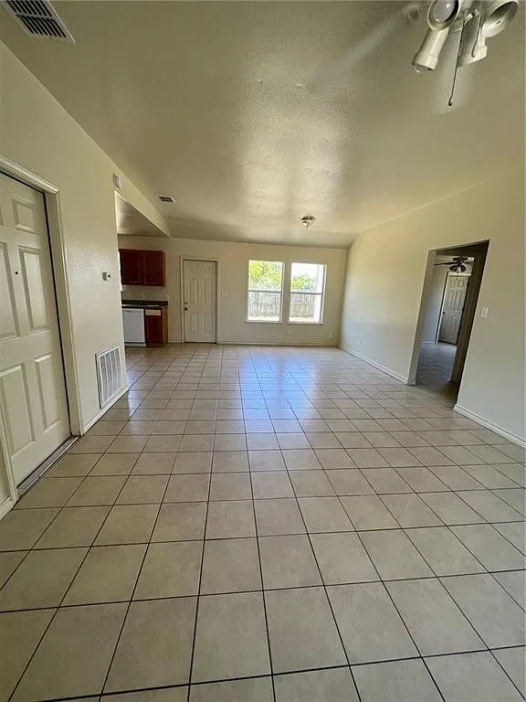 3 bed, 2.0 bath, 1168 sqft, $1,495 — Photo 2