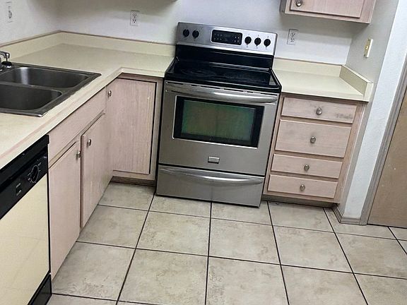 3rd image of 807 Country Club Dr SE APT 1E