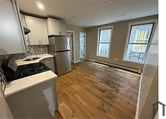 3 bed, 800 sqft, $3,525 — Photo 2