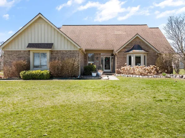 512 Williamsport Ct, White Lake, MI 48386