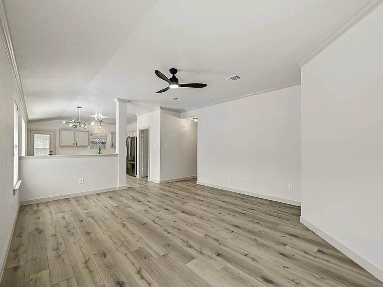 919 Flanagan Dr — Photo 3