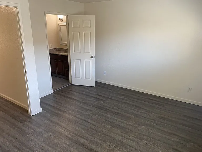 Spacious Townhome in Desirable Fairfield Area — Photo 12